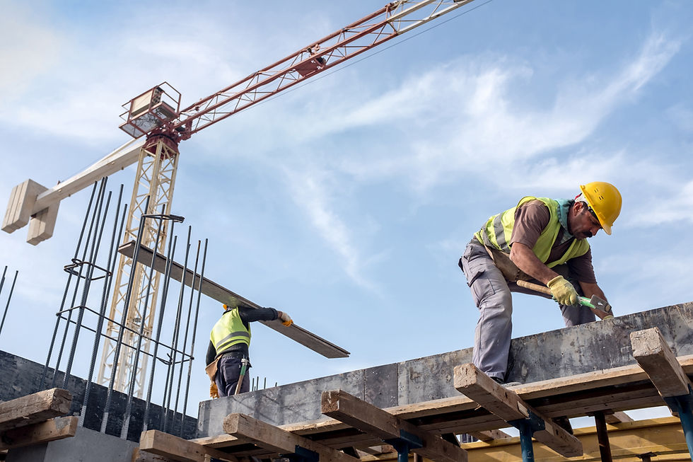 Trabajadores de la construcción en el trabajo
