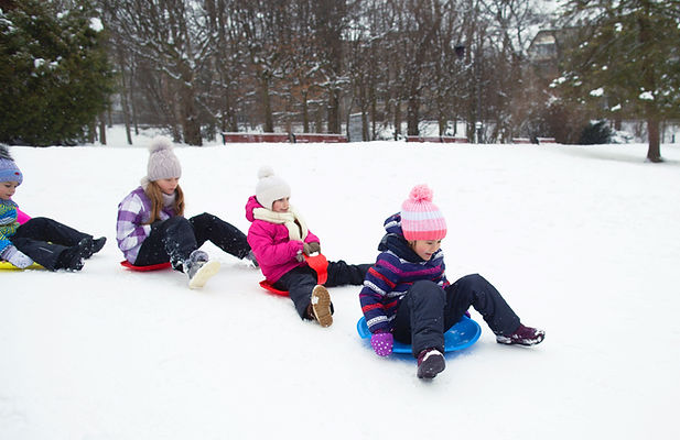 Niños jugando en la nieve