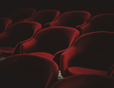 Sièges de théâtre rouges