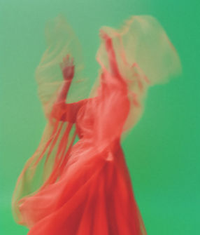 Mouvement des robes rouges floues