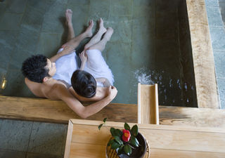 Image d’une vue panoramique de Lons-le-Saunier, charmante ville du Jura, mettant en valeur son patrimoine historique et son atmosphère paisible. En premier plan, les Thermes Lons-le-Saunier apparaissent avec leur architecture élégante, symbole du bien-être et du thermalisme local. La ville dévoile ses ruelles pittoresques, ses façades colorées et ses espaces verts propices à la détente. En arrière-plan, les collines jurassiennes entourent la ville, offrant un cadre naturel idéal pour une escapade relaxante. Parfait pour une pause bien-être aux thermes de Lons-le-Saunier !