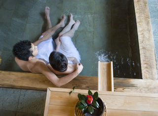 Vue panoramique de Lons-le-Saunier dans le Jura, ville thermale avec thermes, centre historique et collines jurassiennes