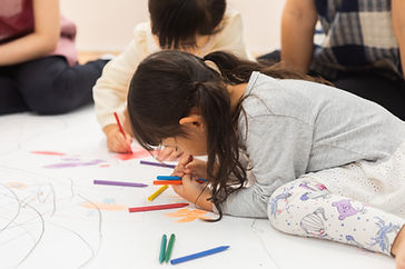 お絵描きをする少女