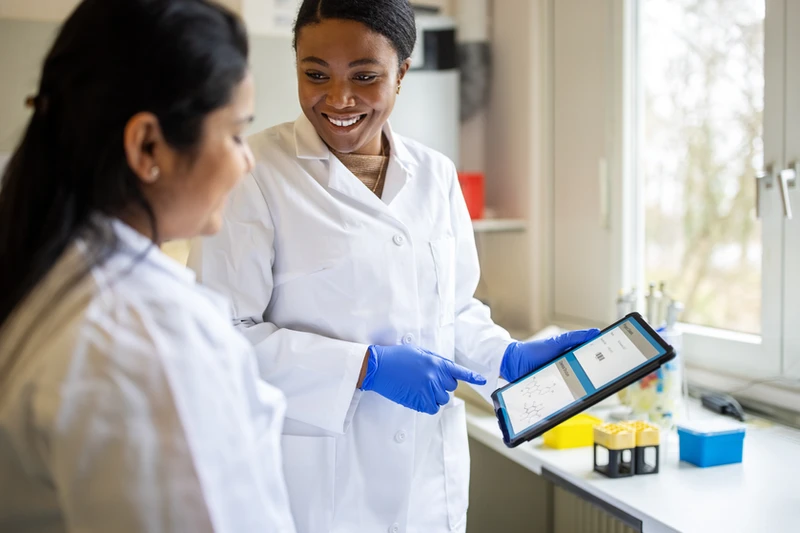 A senior researcher explaining the research metholody