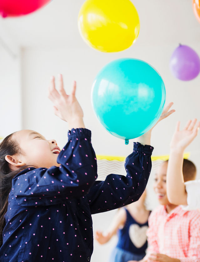 Enfants jouant avec des ballons