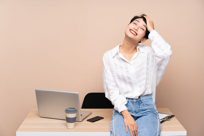 Jeune femme d'affaires asiatique sur son lieu de travail