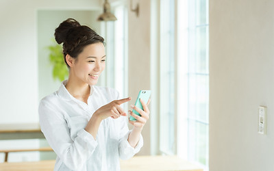 スマホを持つ女性