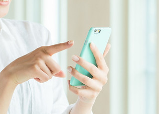 電話をかける女性