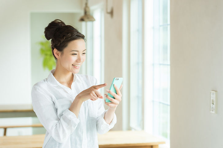 スマホを持つ女性