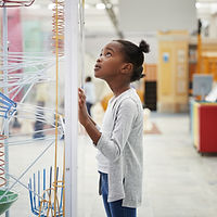 Une fille regardant un modèle de physique