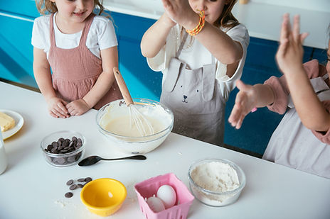 Les enfants font de la pâtisserie ensemble