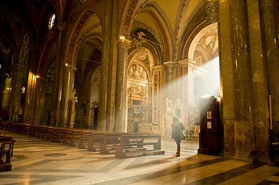 Intérieur d'église baigné de soleil
