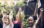 Enfants dans la ferme de légumes