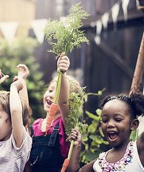 Enfants dans la ferme de légumes