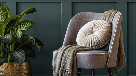 Grauer Stuhl mit Kissen