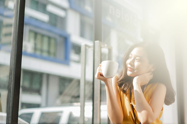 コーヒーブレイク中の女性