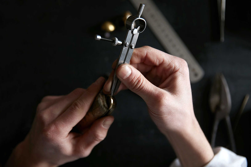 Mains artisanes de bijoux