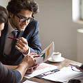Brainstorming al tavolo delle riunioni