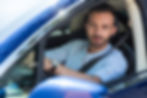 Hombre conduciendo