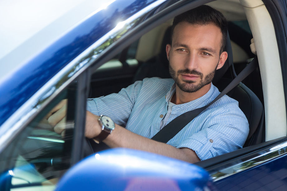 Homem dirigindo carro
