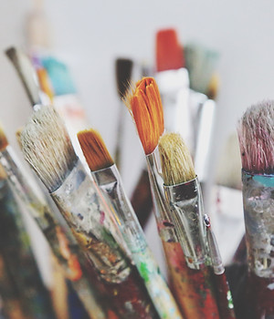 Mit Farbe gefärbte Kunstpinsel