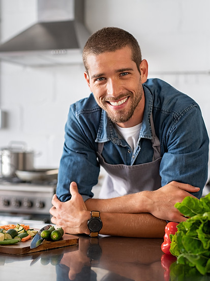 Chef sorridente che cucina