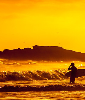 Surfeando al atardecer