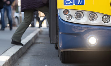 Einsteigen in einen Bus