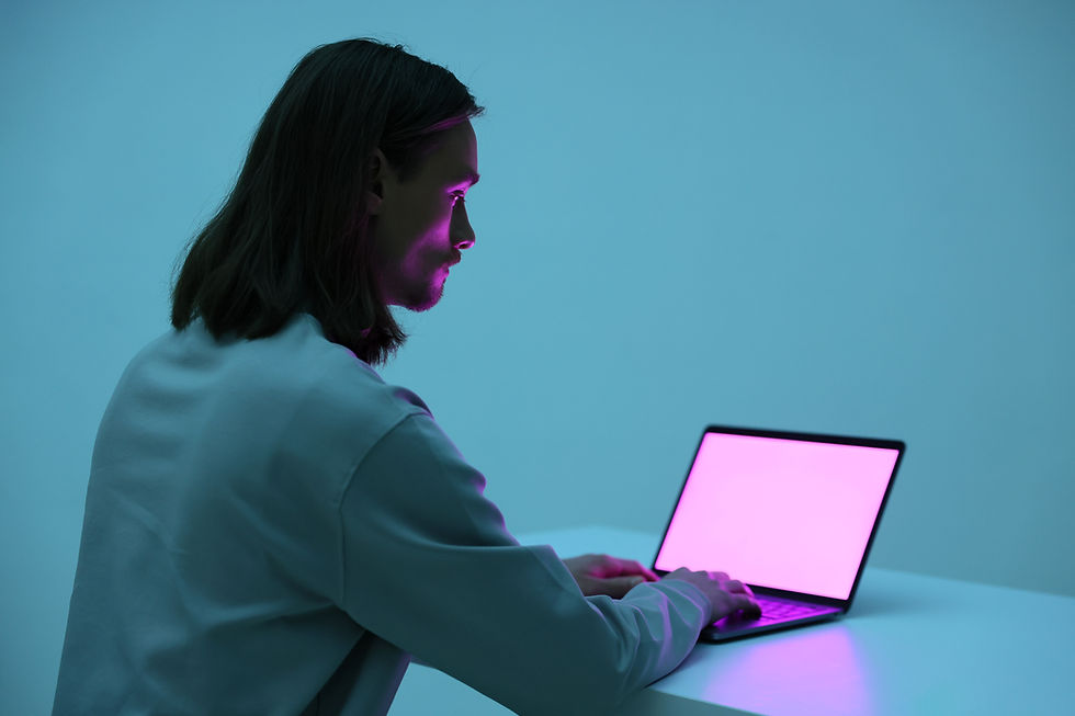 Consultor especialista implementando gestão de CRM em laptop