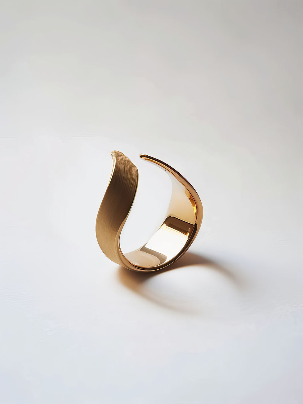 Pulsera curva de oro