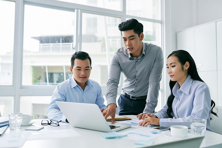 会議中のアジアのオフィスワーカー