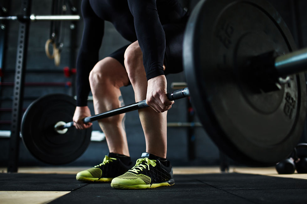 Levantamiento de pesas en el gimnasio