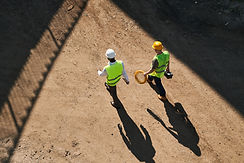 Construtores com capacetes