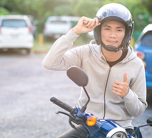 Un joven con casco en una moto