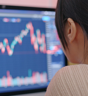 Pessoa analisando gráficos na tela