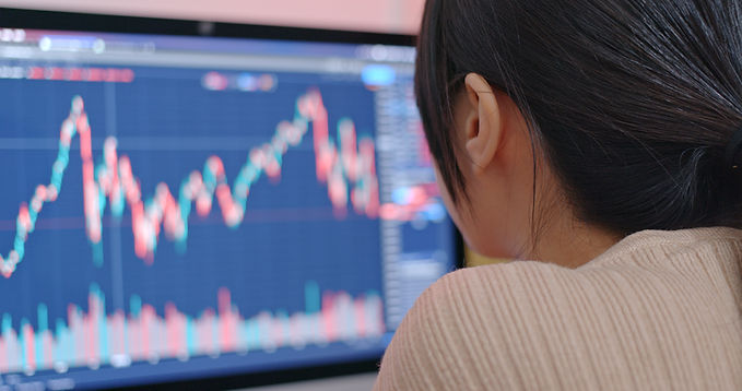 Personne analysant des graphiques à l'écran