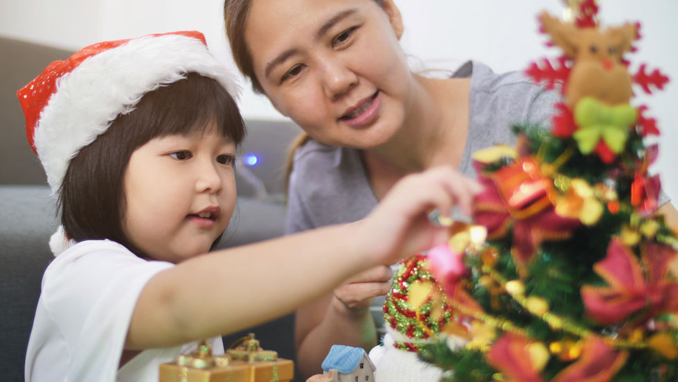 一對母女裝飾聖誕樹