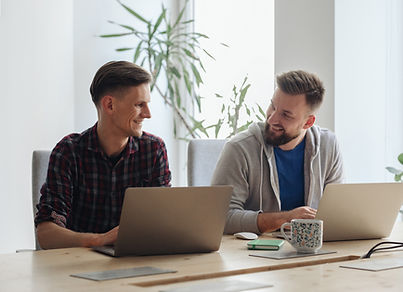 Collègues dans le bureau moderne