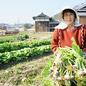手に野菜を持っている農夫