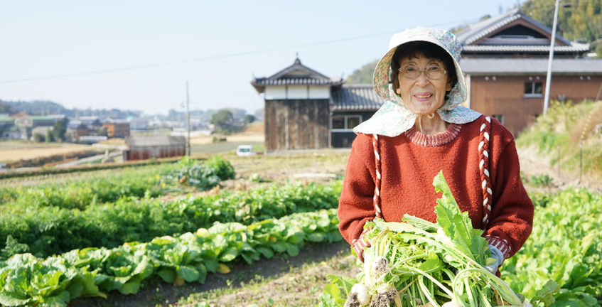 Agriculteur tenant des légumes dans les mains