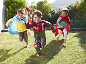 kahraman pelerini giyen çocuklar