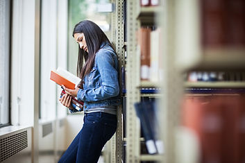 Alumno leyendo un libro