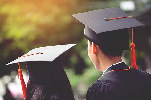 Dos personas con togas de graduación