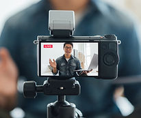Vlogger กำลังดูกล้อง