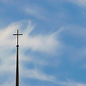 Kreuz gegen Himmel