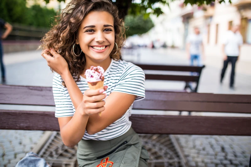 Chica tomando helado