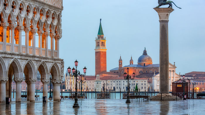 Explora Veneciacon paseos en gondola, monumentos iconicos y actividades unicas.