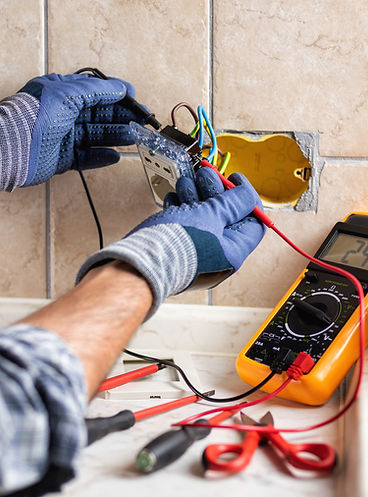 Zapojování rozvodů a instalace elektroinstalací v bytových domech, průmyslových halách i rodinných stavbách. Součástí práce je také montáž zásuvek, vypínačů a svítidel.