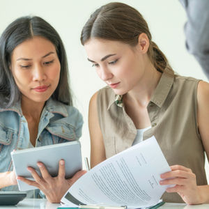 Entre párrafos y heroínas: Relación