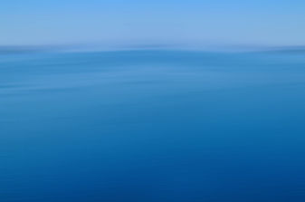 穏やかな青い海